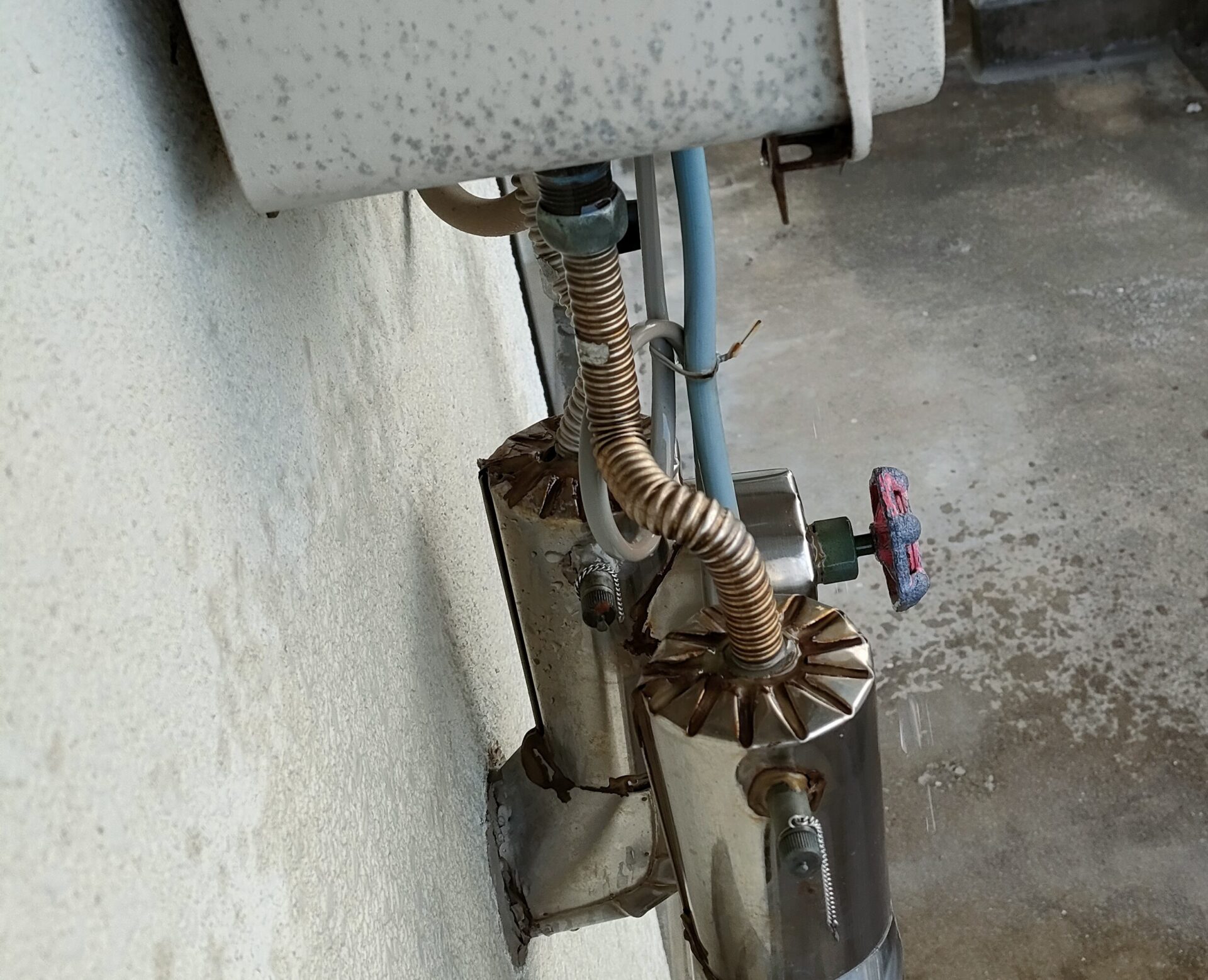 給湯器の水道管破裂